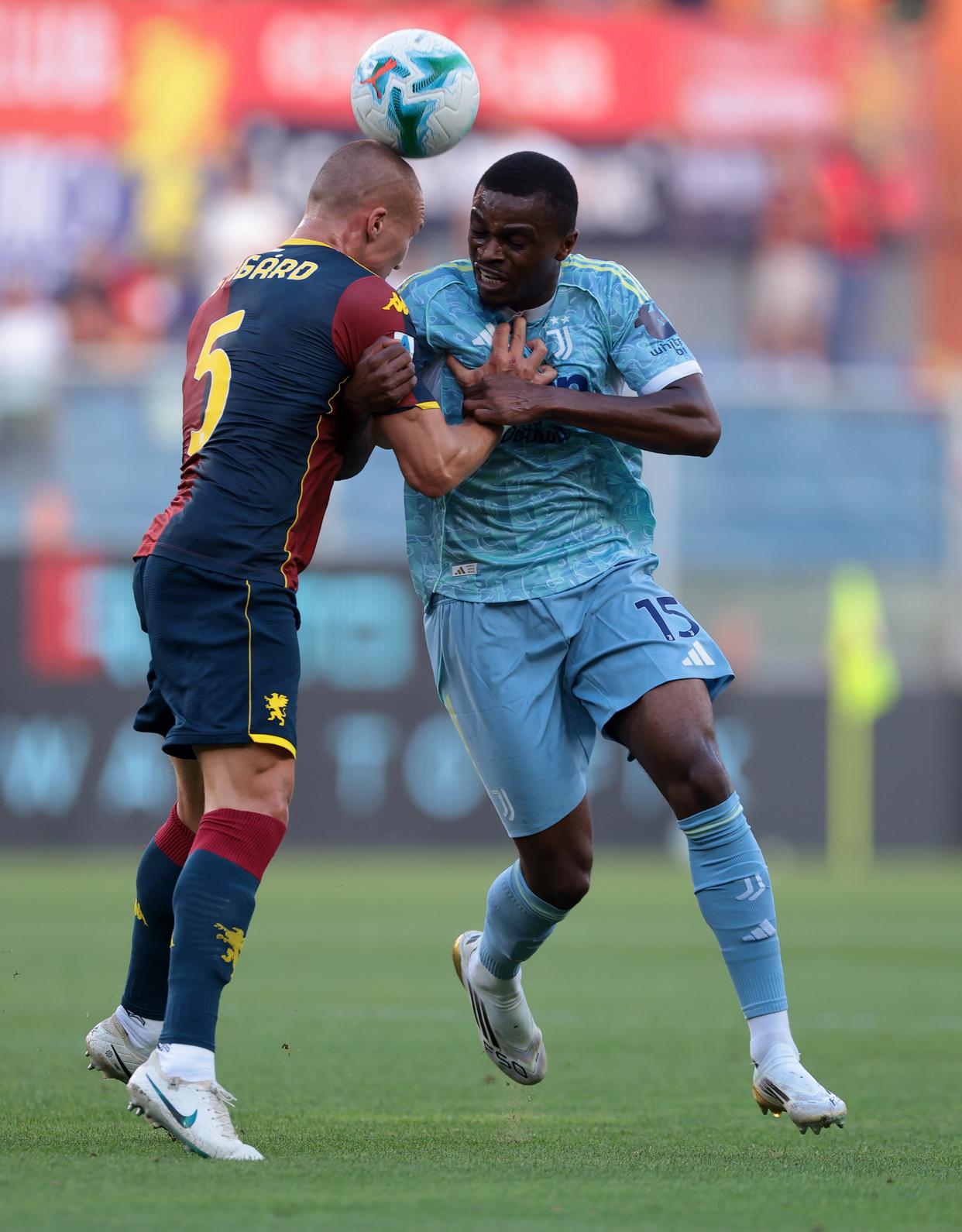 爱游戏体育尤文图斯训练开放日；转会期单刀错失引欢呼；欧冠在即；年轻球员得到机会的简单介绍